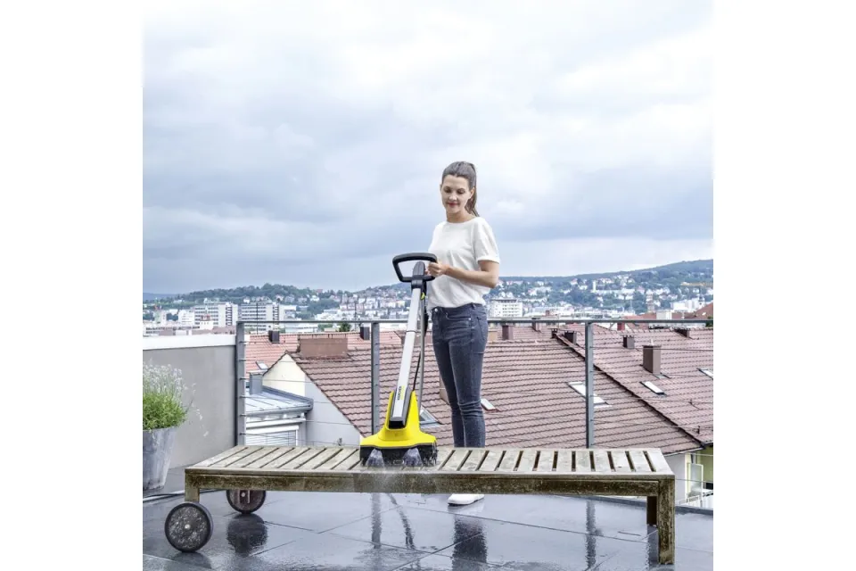 Уред за почистване на външни настилки Karcher PCL 4